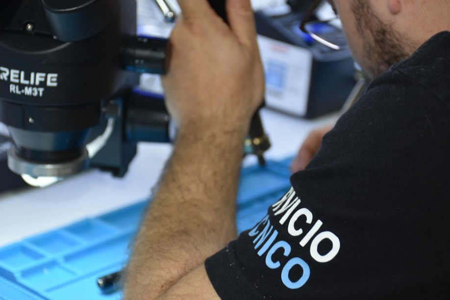 Inspección de una placa con microscopio en el servicio técnico
